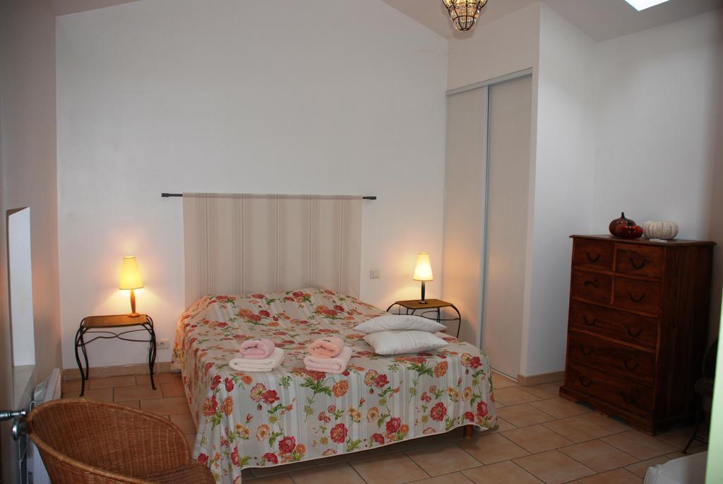 Bed and Breakfast Les Jardins Du Mas Evesque Rousson  Zimmer foto